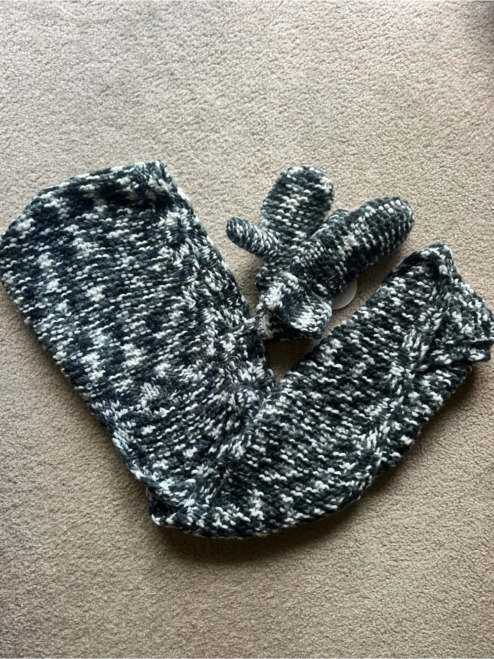 Lululemon Hickey Hider - Scarf & Gloves - Black & White Space Dye